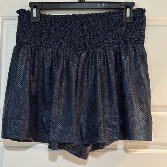 TCEC navy printed flowy shorts- Size s boutique faux leather short skort new - Picture 2 of 7